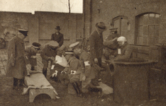 99595 Afbeelding van de verzorging van gewonden bij de Gemeentelijke Gasfabriek (Wittevrouwensingel 75) te Utrecht, ...